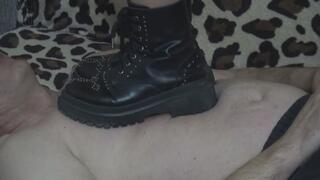 calca cu bocanci pe corpul gol