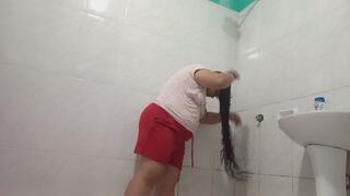 Lavando y peinando mi cabello largo. Fetiche de cabello largo.