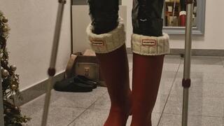 Walk on crutches with my Hunterboots in Latexoverall