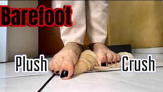 2-meter tall giant barefoot crushes plush toy: size 46 toes