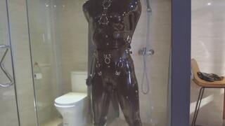 mz20 - The girl in latex clothing locked in a glass room