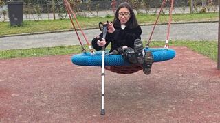 Miss Annika dopo ore di auto, si ferma per sgranchire le gambe. Il tutore al ginocchio le provoca un forte fastidio. Scende e con le sue stampelle fa una piccola passeggiata dove trova un parchetto con un dondolo. Poi si rialza e si torna a casa.