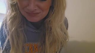 MizzErotique Farting cock worship