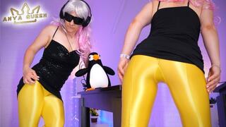 79- I'll tease you with my legs in yellow tights, my ass, and high heels. I'll tease you and play with my wet pussy with my legs spread wide! *FHD 60fps