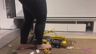 Sneaker-Girl Ella - Big Concrete Pump - Toy Truck