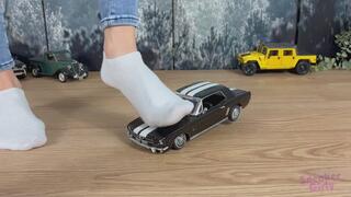 Sneaker-Girl Lena - Mustang Toy Car Crush