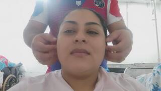 Estirando mi cara lentamente. Para ti