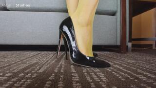 Goblin Goddess waits for her tiny appointment UNAWARE GIANTESS!