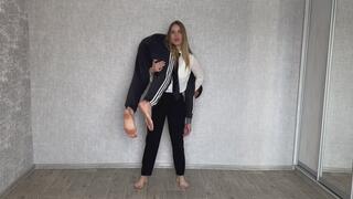 Aura Shows Her Absolute Strength – Carrying a Man with Ease