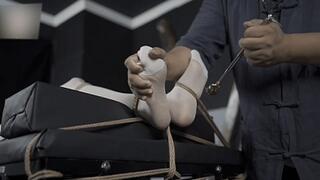 xr67-The girl was tied to the bed and her feet were tickled. She struggled incessantly