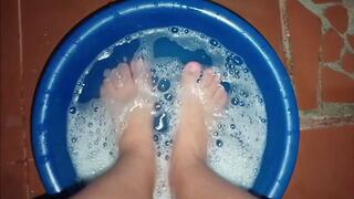 Cariño, acompáñame a lavar mis pies