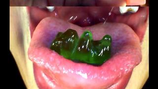 Don't move... It's snack time for the giant Franchesca. Oral and deep tour with endoscopic view (20 minutes)