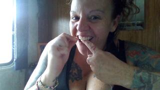 Flossa, flossa, flossa - my teeth ares so clean