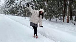 Zara flip flops in snow, shoes in snow, snow walk in flip flops, flip flops walking on snow, slippery flip flops