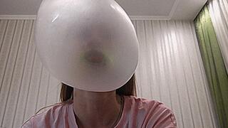 5 chewing gum and a huge bubble! MP4
