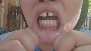 JUGANDO CON MIS LABIOS Y ESTIRANDOLO HASTA EL LIMITE