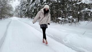 High heels flip flops on snow, walking in flip flops, slippery flip flops, high heels on ice, high heels on snow