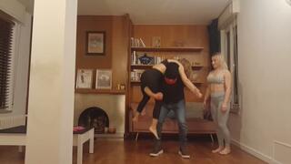 Pamela Strong e Alba Zevon lift&carry con solletico