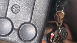 Colocando gasolina no carburador