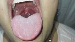 Mostrando mi uvula y mi lengua en primer plano.