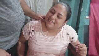 Intento escapar pero vuelve a lamerme la cara.