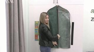 Zippers on a garment bag MP4 FULL HD 1080p