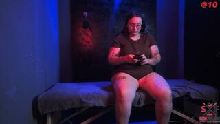 A nerdy girl came for a massage to discover her squirting instincts