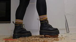 Mila in Martens - Crunchy buns (P04)