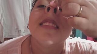 Fetiche de nariz: tocándola y dándole diferentes formas.