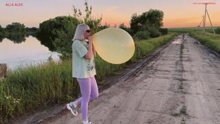 Alla makes a B2P 17-inch yellow balloon on the road