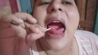 Tres chupetines de colores: fetiche de boca y lengua.