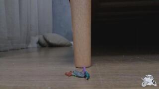 Bela gigante com peitos enormes e pÃ©s perfeitos, esmagando, pisoteando e peidando em pessoas, tratando-os como brinquedos by Qween (part02-05)