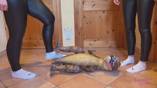 Sneaker-Girl Akira & Doro - Inflatable Dinosaur