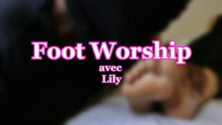LILY - FOOT WORSHIP #1 : "Me faire sucer les orteils, c'est ce que je préfère"