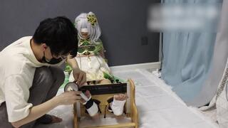 GG90-The little grass god Nastan cosplay is bound by foot shackles and is scratching his feet.