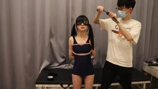 GG99-Asian girls in swimsuits insert vibrators, bind their bodies, and wear transparent raincoats, vibrating until they reach orgasm.