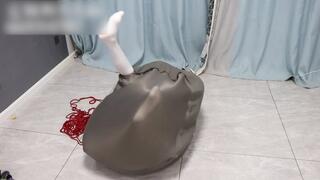 GG103-A cute girl in white stockings, after being bound, was stuffed into a bag. She struggled desperately to get out.