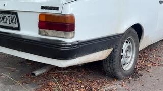 Ambar shows us the Chevette's ignition and acceleration with a rear view.