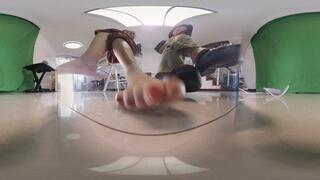 VR360 XINGGAN LILI's huge feet humiliate the dwarfs C4sgiantess26