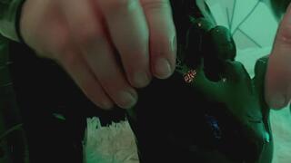 Une poupÃ©e en Latex s'amuse avec un gode ï½œfoot ï½œ feet ï½œtoe