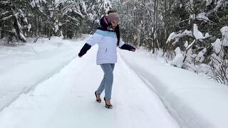 Zanotti heelless on snow, snow walk on slippery platform shoes, 12 inches shoes on ice, slippery platform shoes, girl walking on heelless on snow