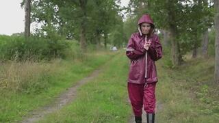 Miss Petra macht einen Spaziergang in einem AGU Regenanzug und Gummistiefel