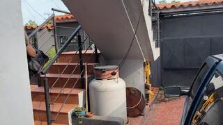 Karlotta drives the Fiat 1 with difficulty