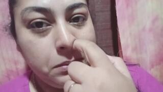 Explorando mi nariz.. bÃºsqueda intenta de mocos en primer plano.