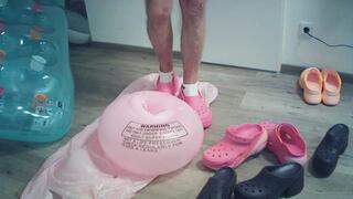 Pooltoys zertreten mit rosa Crocs Teil 1