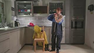 Miss Lara in Nylon Regenanzug und gelber Regenlatzhose wird gefesselt und geknebelt