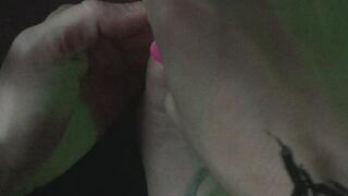 CUTTING MY TOE NAILS RIGHT FOOT