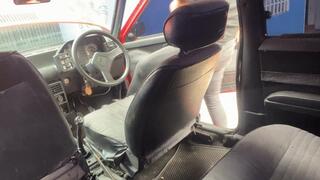 La señora Barbara intenta prender por primera vez el Fiat 1