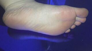 BLUE MIRROR RIGHT FOOT ON GLASS