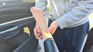 La Miss oggi protagonista di una distorsione al parco. Stivali alti, tacchi alti, pantaloni in pelle. Dopo un inverno lungo e freddo decide di andare a chattare con i suoi follower ma.! Qualcosa va storto, pavimentazione dissestata provoca una storta